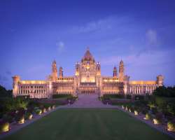 The palace is one of the biggest private residences throughout the world. It spans an area of 26 acres including gardens spread up to 15 acres.